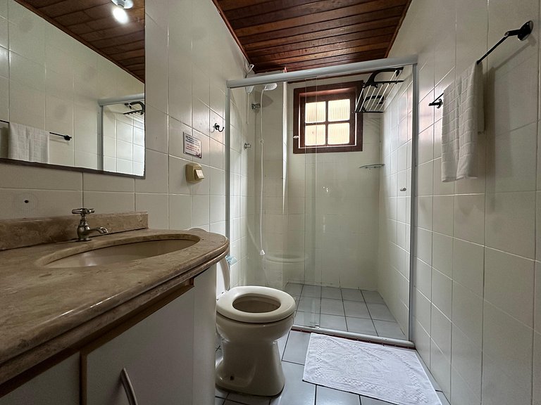 Apartamento de 02 dormitórios bem localizado na praia do Cen