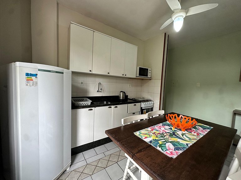 Apartamento de 02 dormitórios bem localizado na praia do Cen