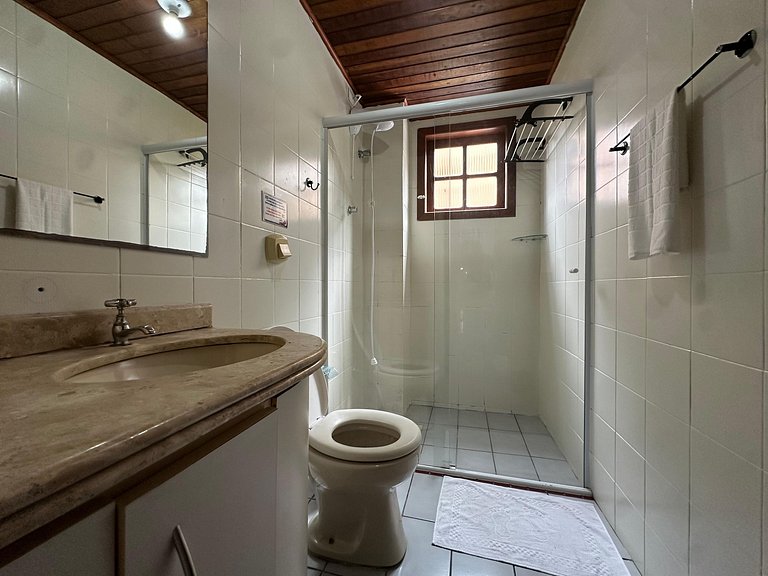 Apartamento de 02 dormitórios bem localizado na praia do Cen