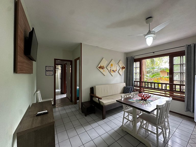 Apartamento de 02 dormitórios bem localizado na praia do Cen