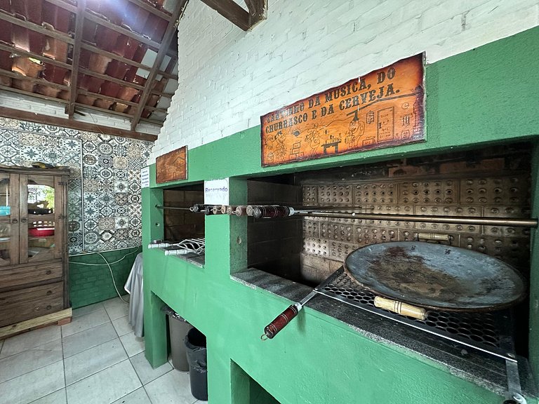 Apartamento de 02 dormitórios bem localizado na praia do Cen