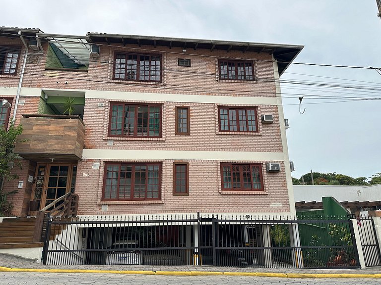 Apartamento de 02 dormitórios bem localizado na praia do Cen