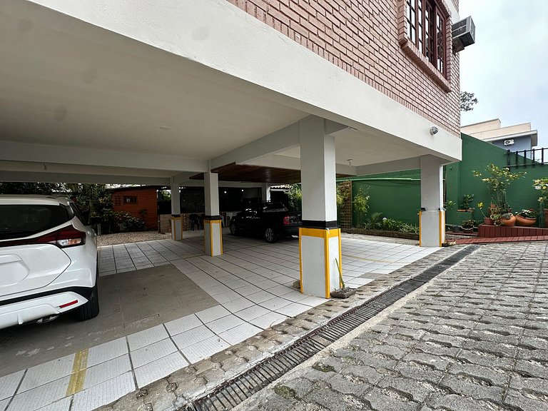 Apartamento de 02 dormitórios bem localizado na praia do Cen