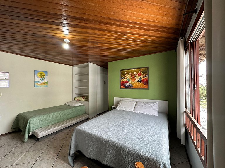 Suíte para até 04 pessoas bem localizada na praia do Centro