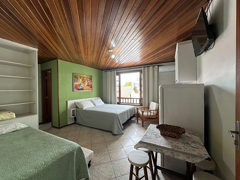 Suíte para até 04 pessoas bem localizada na praia do Centro