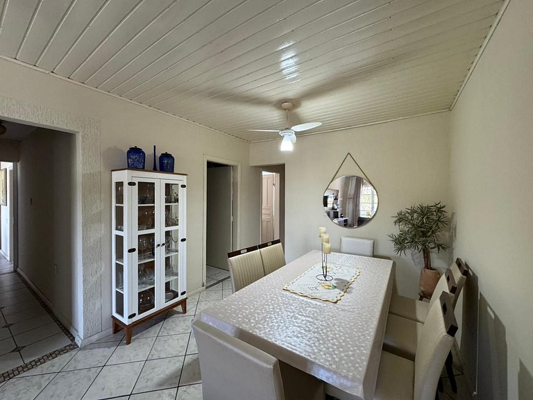 Casa com 03 dormitórios na praia de Zimbros