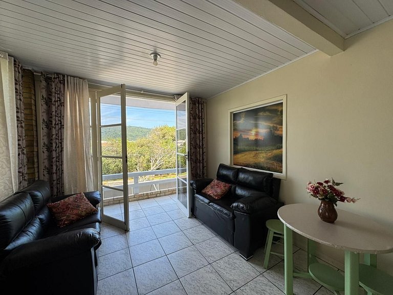 Casa com 03 dormitórios na praia de Zimbros