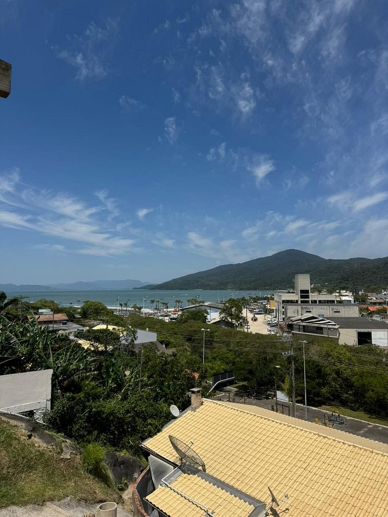 Casa com 03 dormitórios na praia de Zimbros