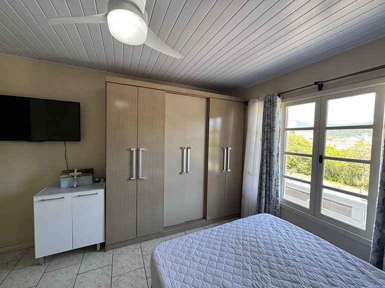 Casa com 03 dormitórios na praia de Zimbros