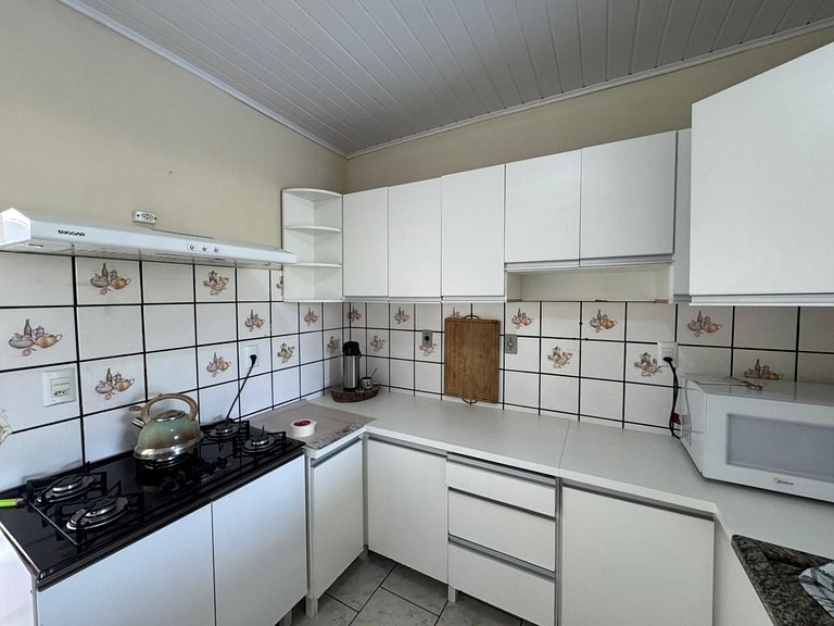 Casa com 03 dormitórios na praia de Zimbros