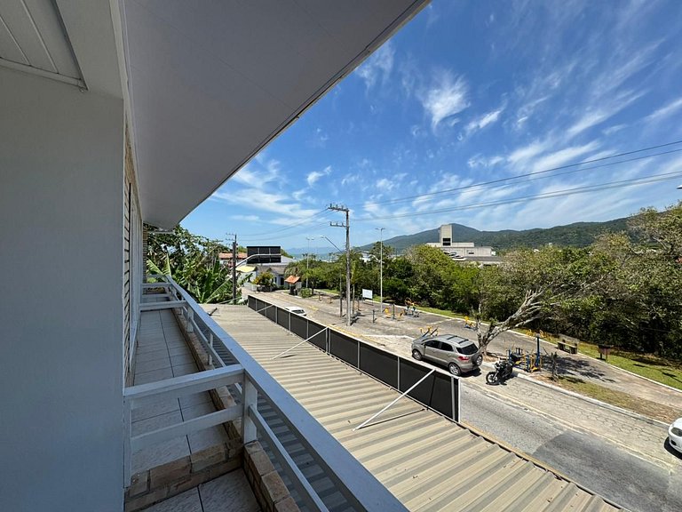 Casa com 03 dormitórios na praia de Zimbros