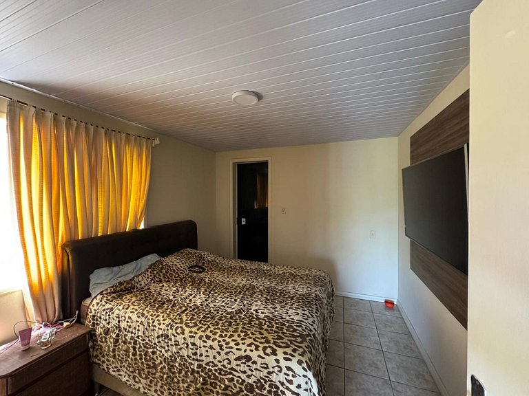 Casa com 03 dormitórios na praia de Zimbros