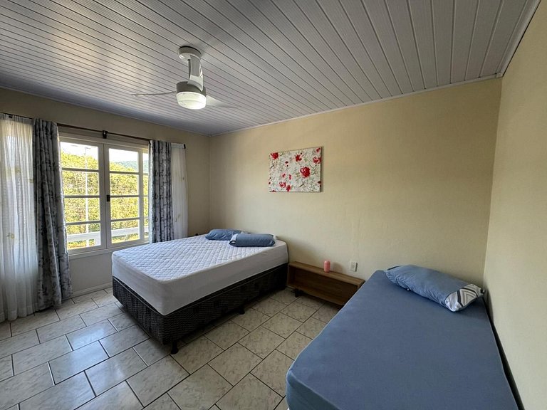 Casa com 03 dormitórios na praia de Zimbros