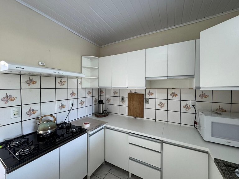 Casa com 03 dormitórios na praia de Zimbros