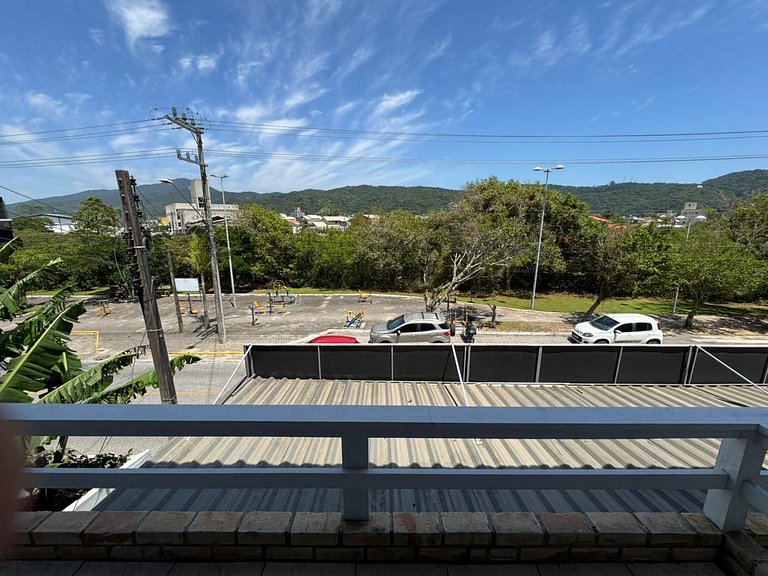 Casa com 03 dormitórios na praia de Zimbros