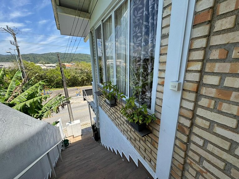 Casa com 03 dormitórios na praia de Zimbros