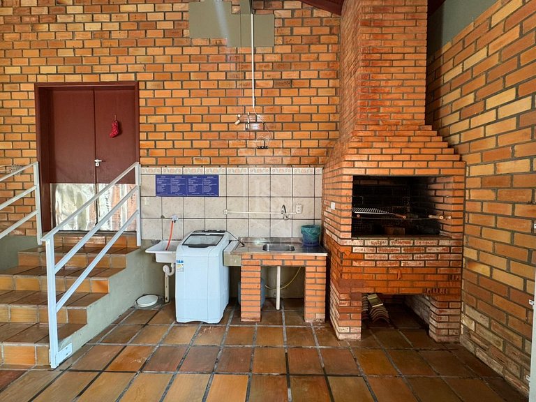 B01- Casa com piscina para até 8 pessoas no centro