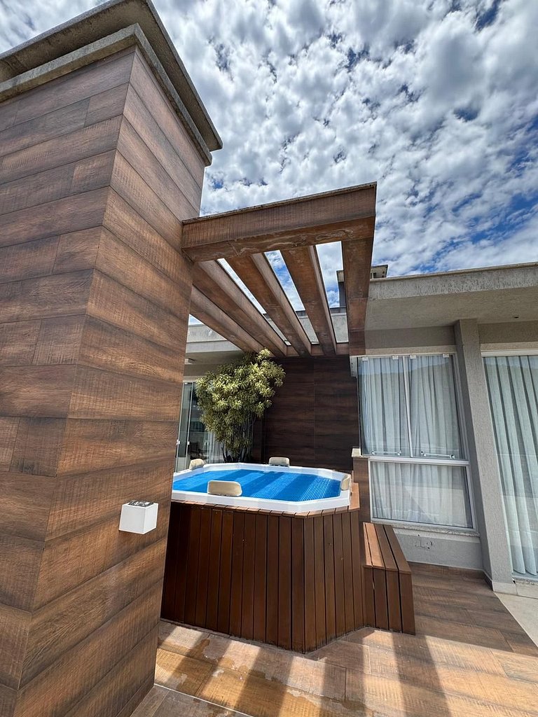 402 - Cobertura com 03 suítes na praia de Bombas