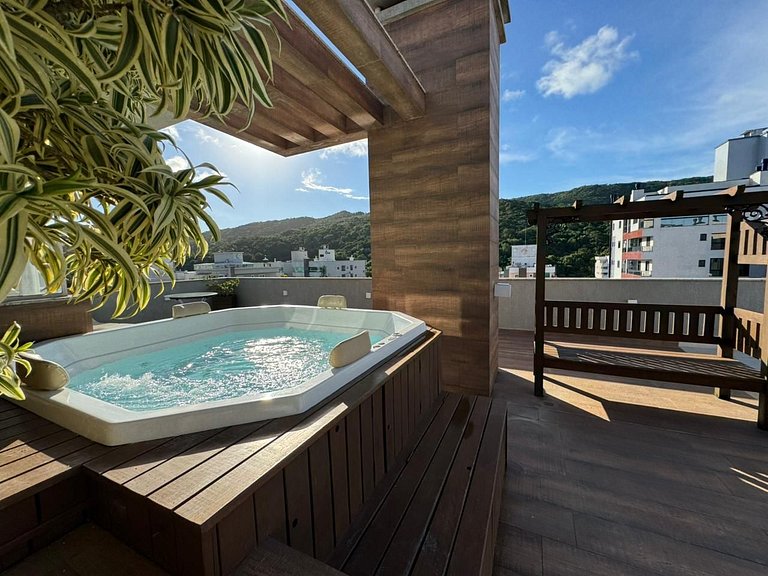 402 - Cobertura com 03 suítes na praia de Bombas