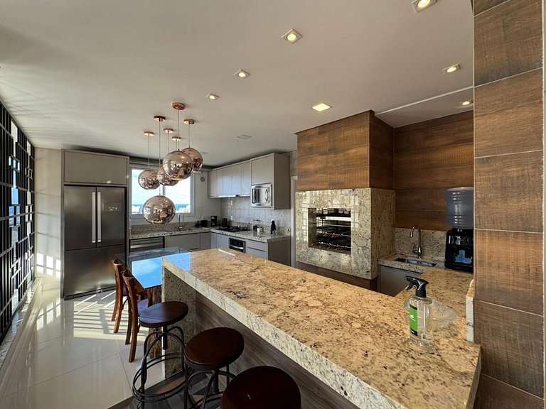 402 - Cobertura com 03 suítes na praia de Bombas