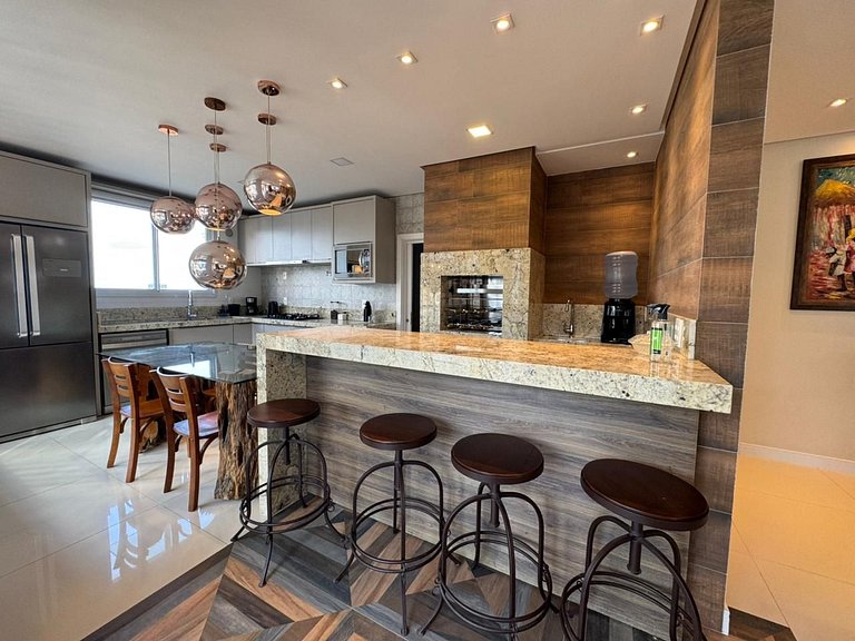 402 - Cobertura com 03 suítes na praia de Bombas