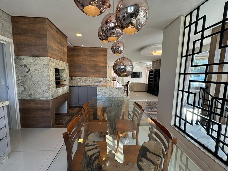 402 - Cobertura com 03 suítes na praia de Bombas