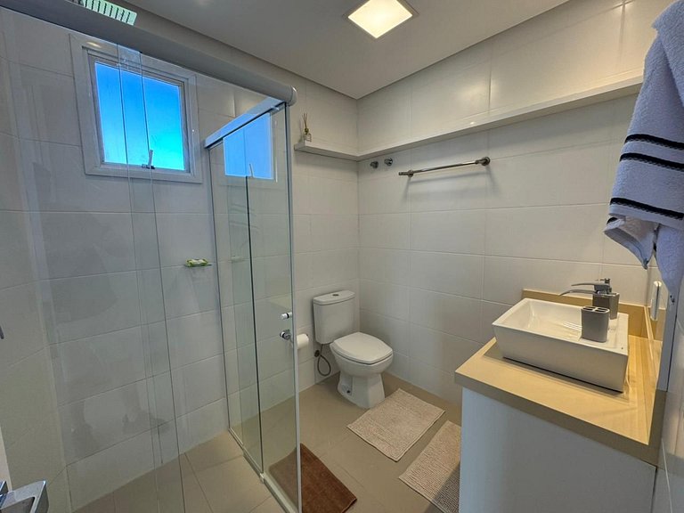 402 - Cobertura com 03 suítes na praia de Bombas