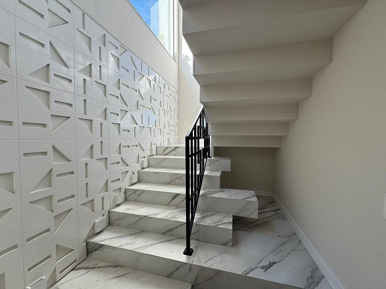 402 - Cobertura com 03 suítes na praia de Bombas